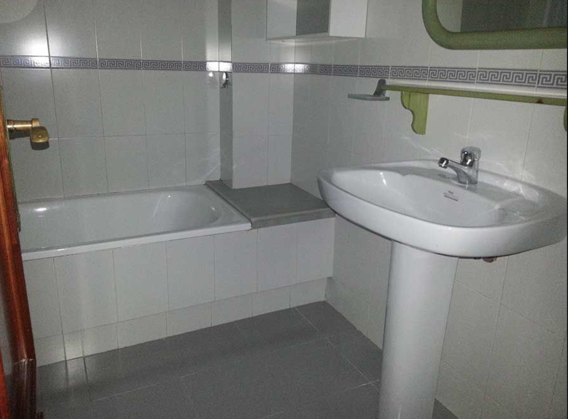 Un baño con lavabo y bañera.