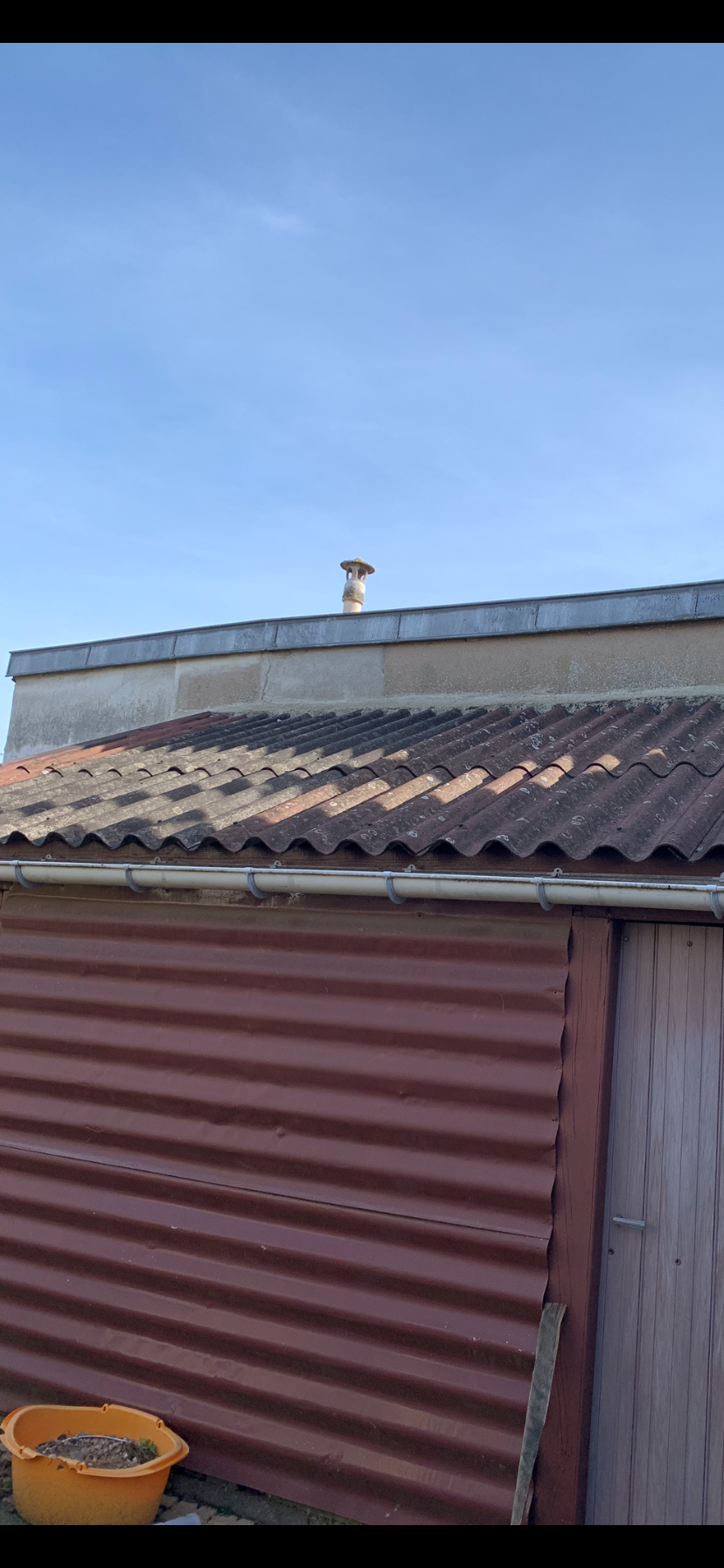 Toiture en tolle ondulé avant nettoyage