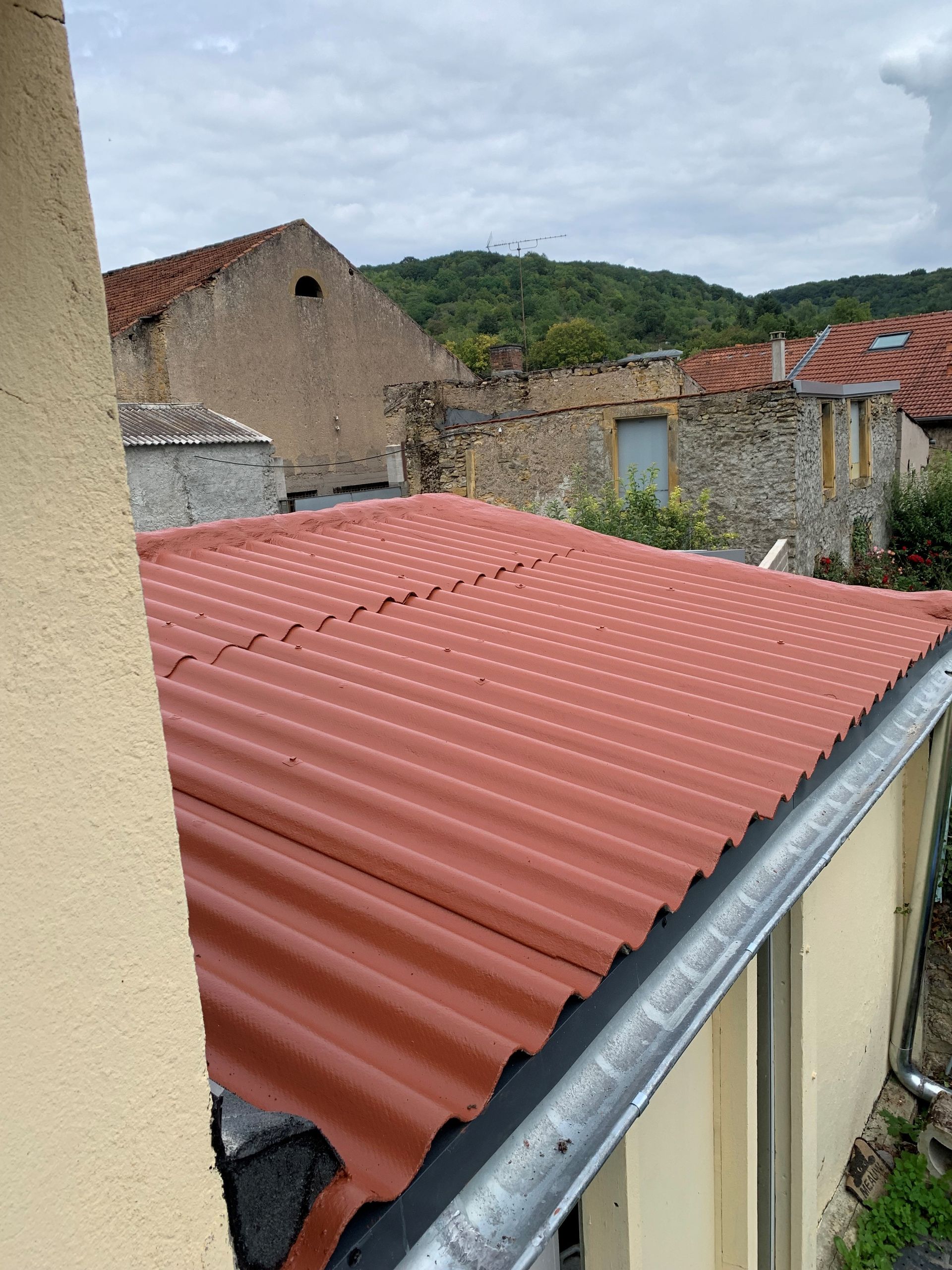 Installation d'un toit en tolle ondulé