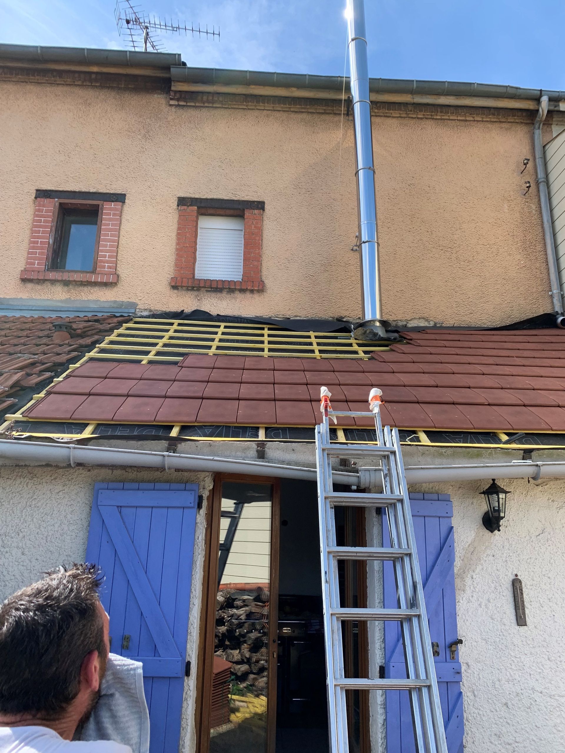 Travaux sur une petite avancée de toit