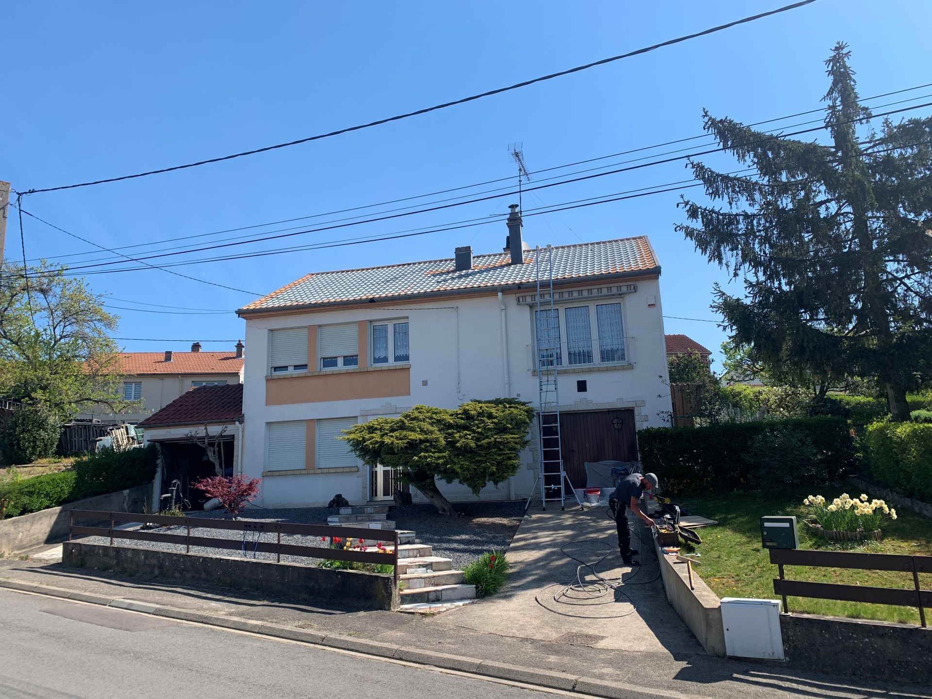 Toit d'une grande maison en réfection