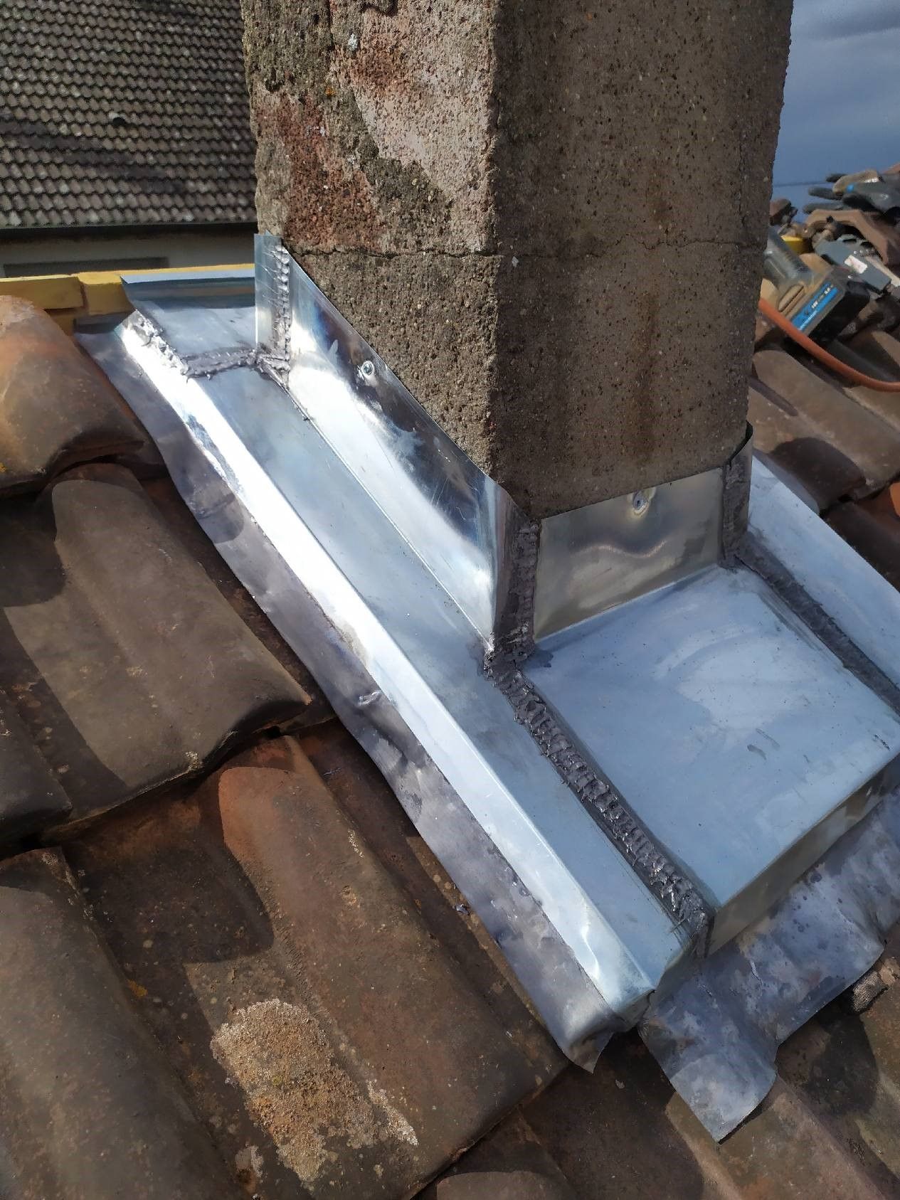 Pose de la nouvelle zinguerie sur le contour de la cheminée