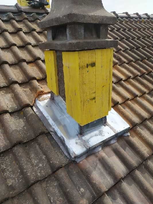 Zinguerie autour d'une cheminée usagé