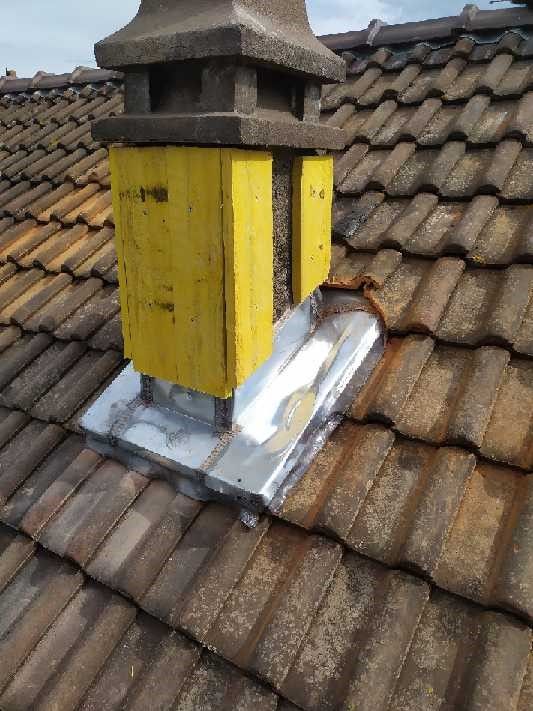 Ancienne zinguerie autour d'une cheminée