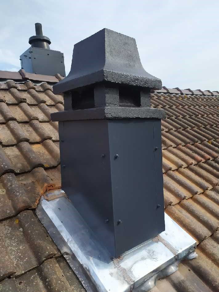 Pose de zinguerie sur les cotés de la cheminée