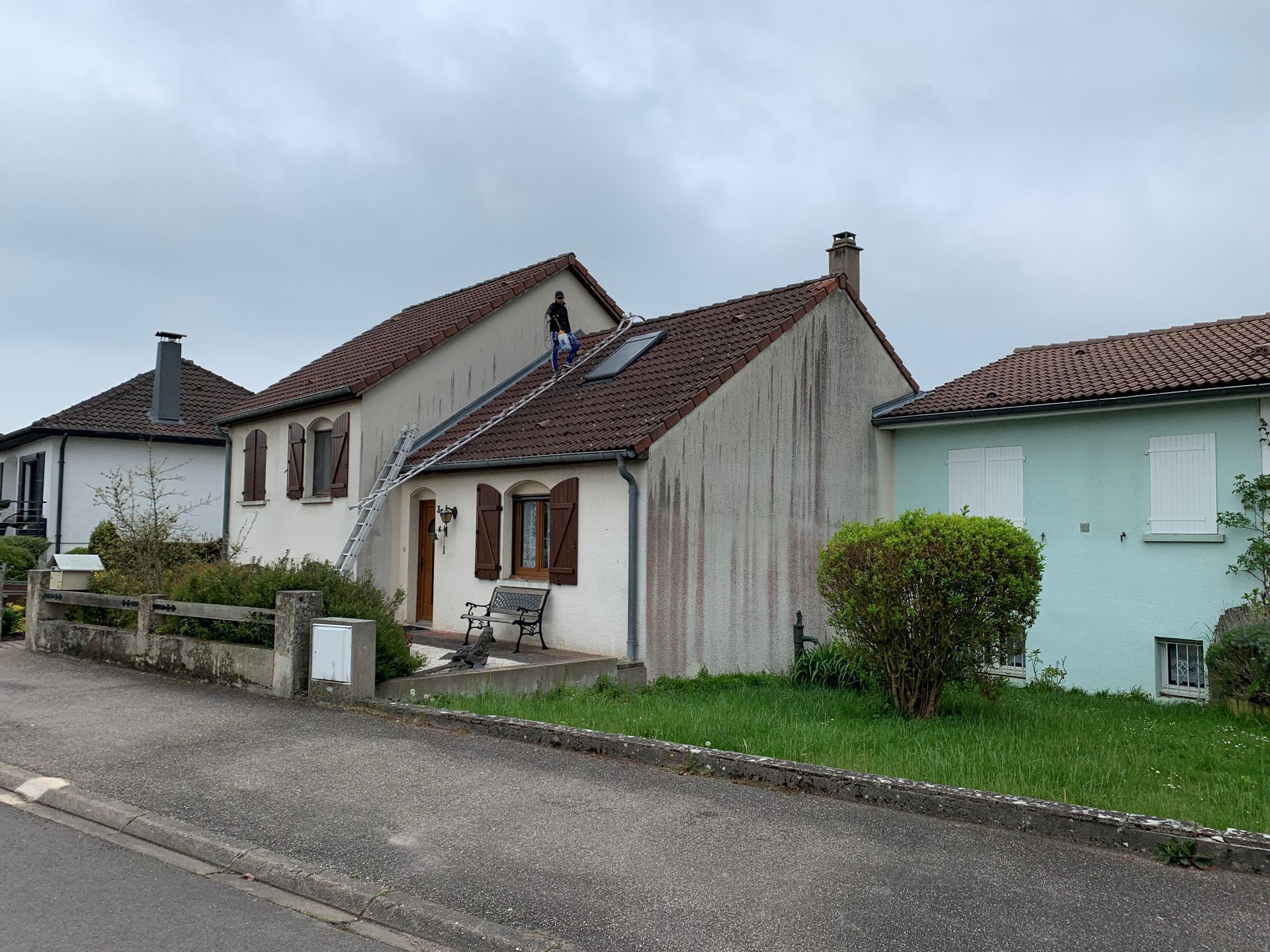 Nettoyage de la partie la plus basse du toit