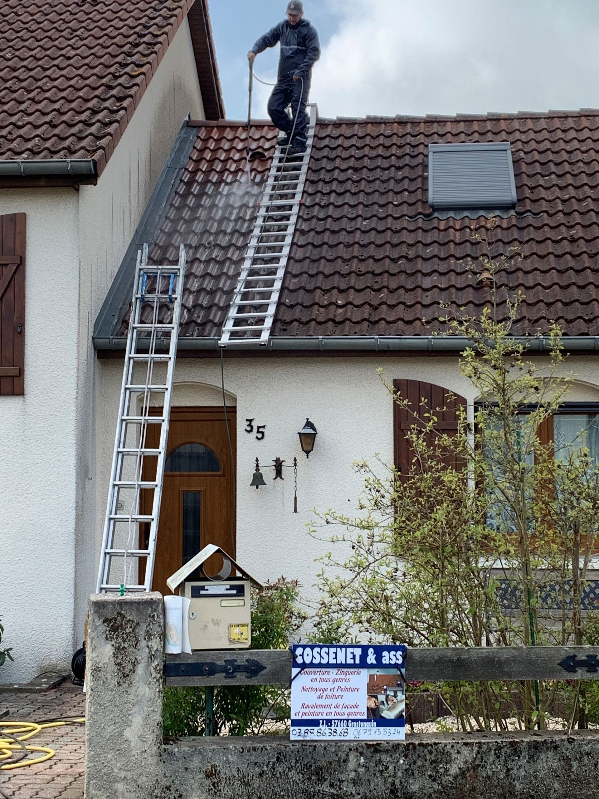 Nettoyage de la toiture en cours