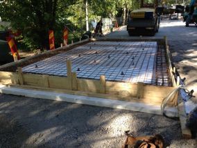 Rakennuksen pohjatöitä.