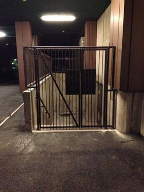 Autotallin uloskäynti.