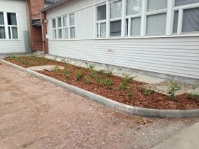 Istutuspenkki pihalla.