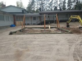 Leikkipaikan rakennusta pihalla.