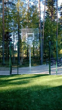 Koripallokenttä pihalla.