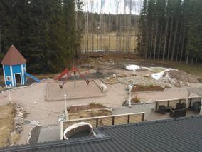 Leikkipiha ja istutuspenkki.
