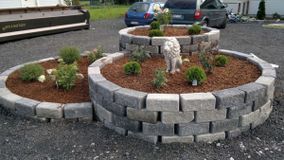 Istutuspenkki kiveyksellä.