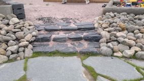 Kiviportaat pihalla.