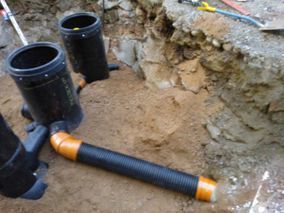 Kiviportaat pihalla.