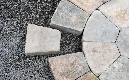 Lehtien haravointia vaihtolavalle.