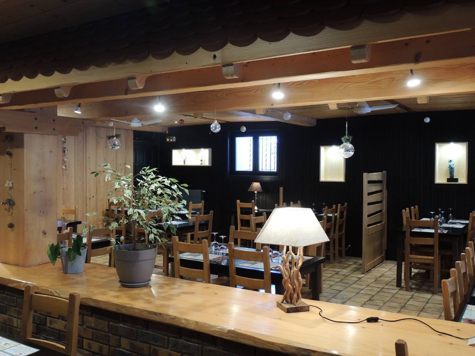Espace extérieur le soir, tables et chaises sous une pergola