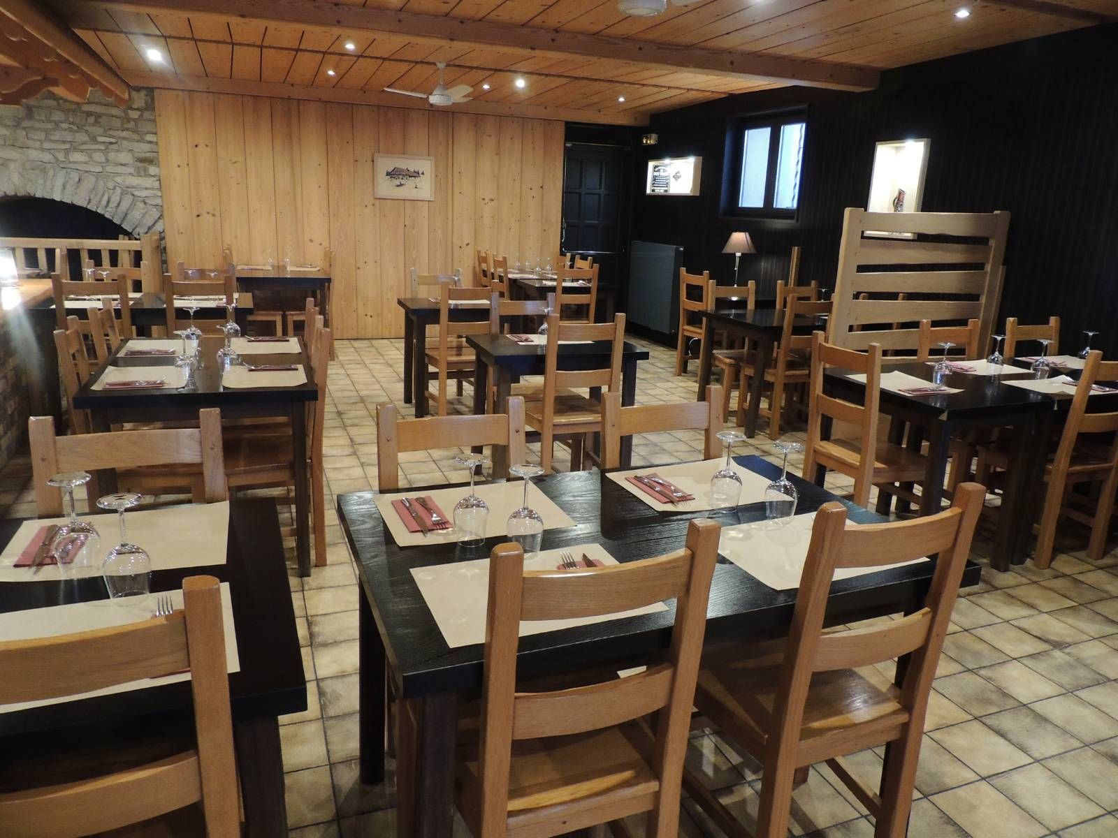 Intérieur rustique du restaurant avec tables et chaises en bois