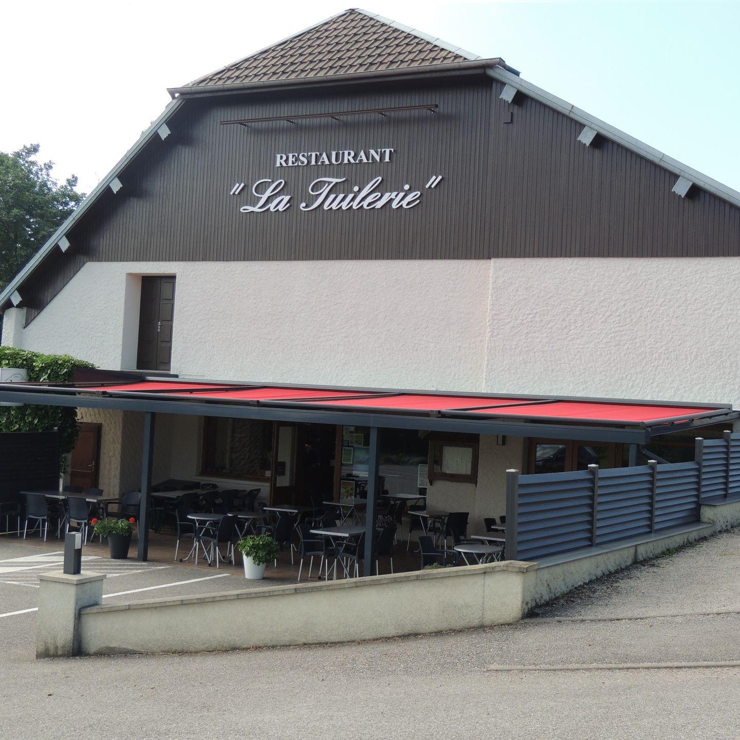 Restaurant La Tuilerie avec terrasse extérieure.