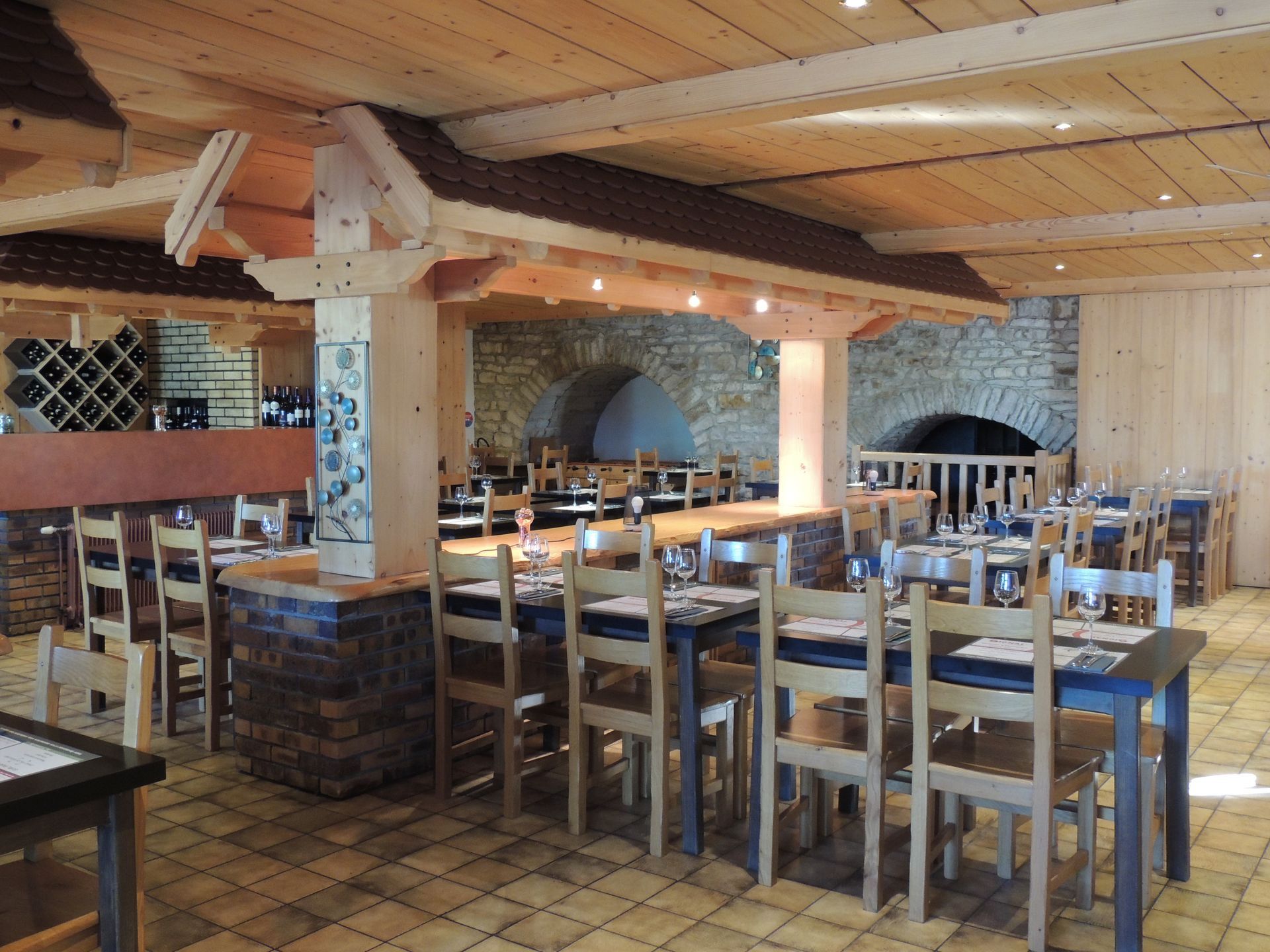 Intérieur rustique du restaurant avec tables et chaises en bois