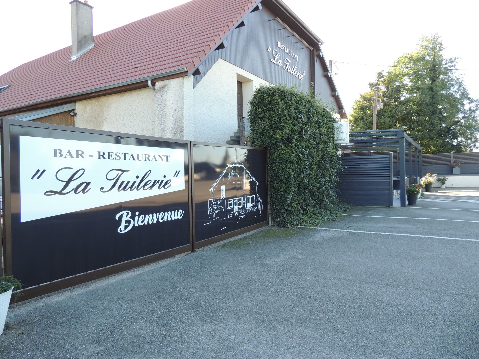 Entrée du bar-restaurant La Tuilerie