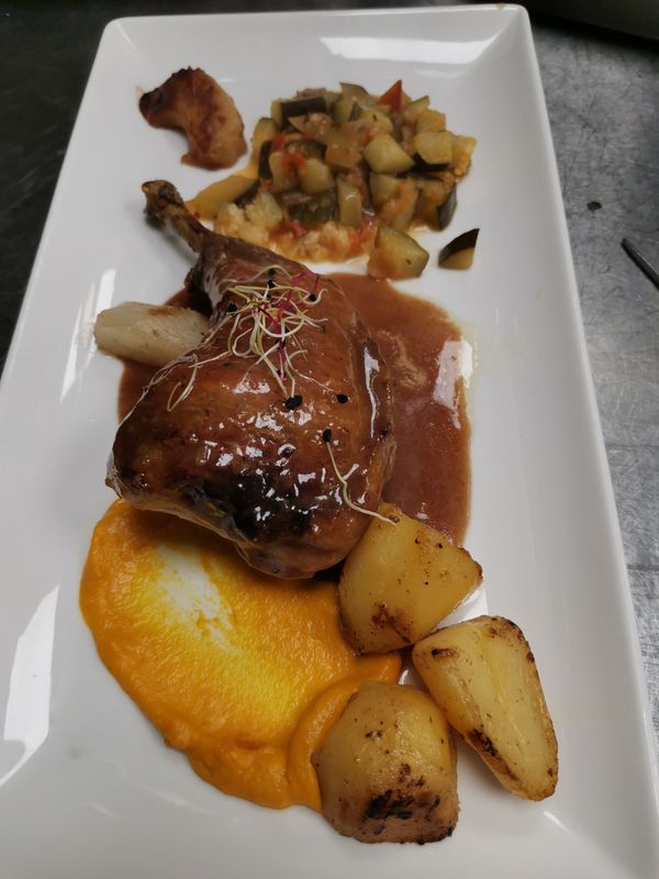 Cuisse rôtie avec sauce, légumes, purée et pommes de terre