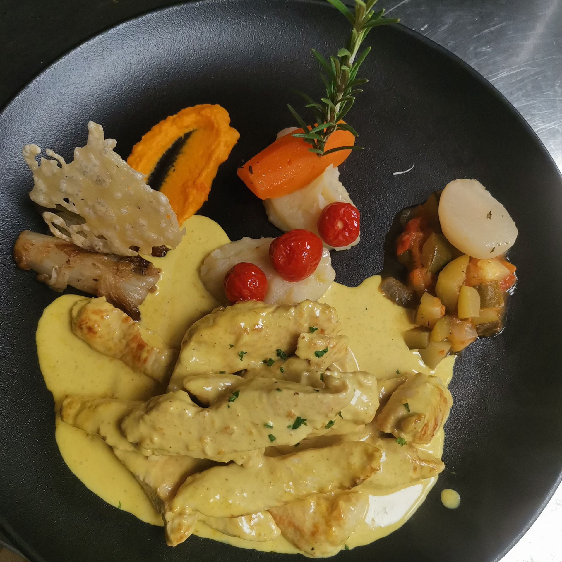 Poulet accompagné de légumes