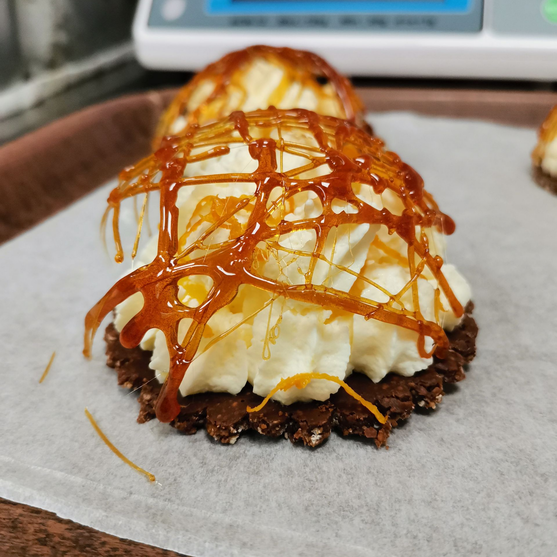 Dessert avec un filet de caramel