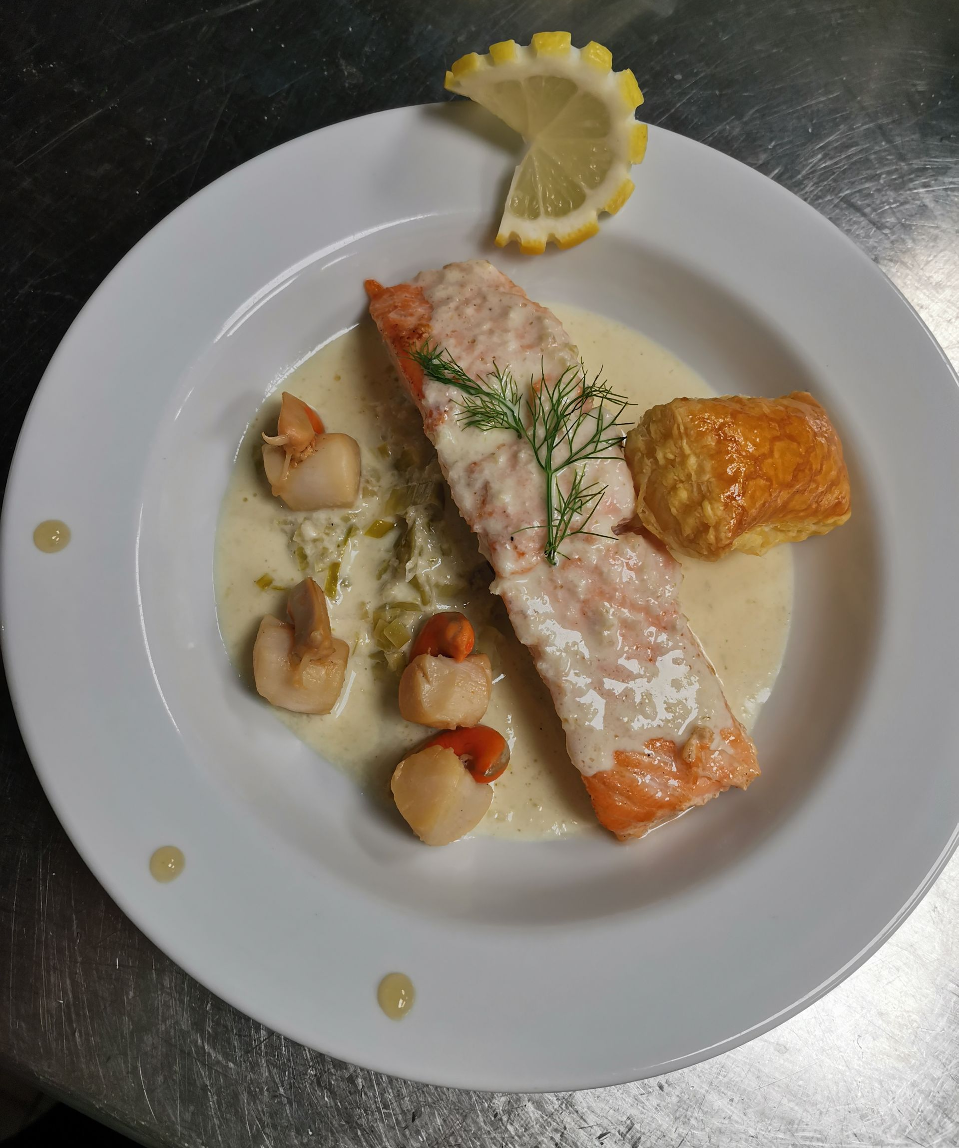 Filet de saumon aux noix de Saint-Jacques et pâte feuilletée.