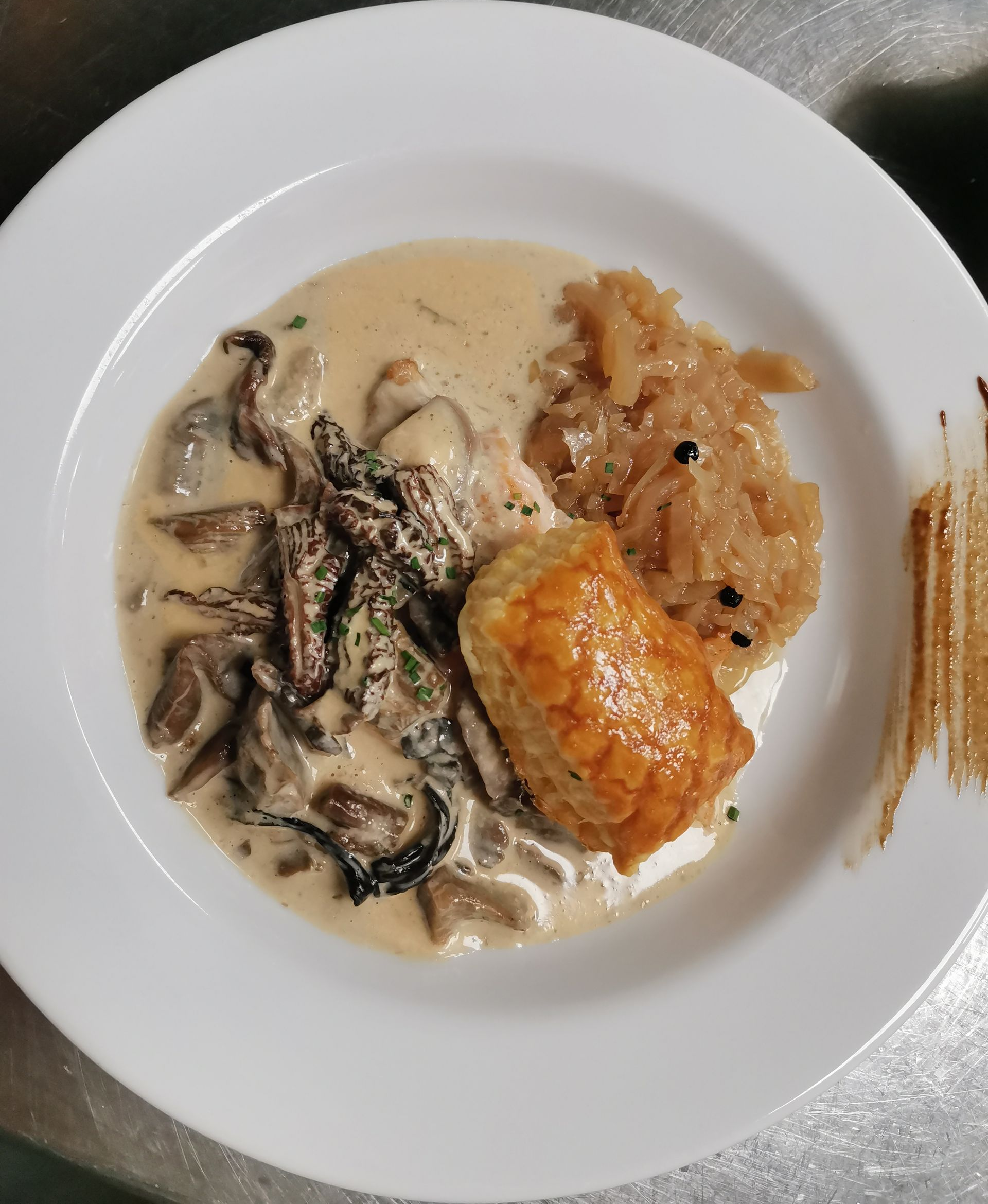 Plat aux champignons avec un feuilleté
