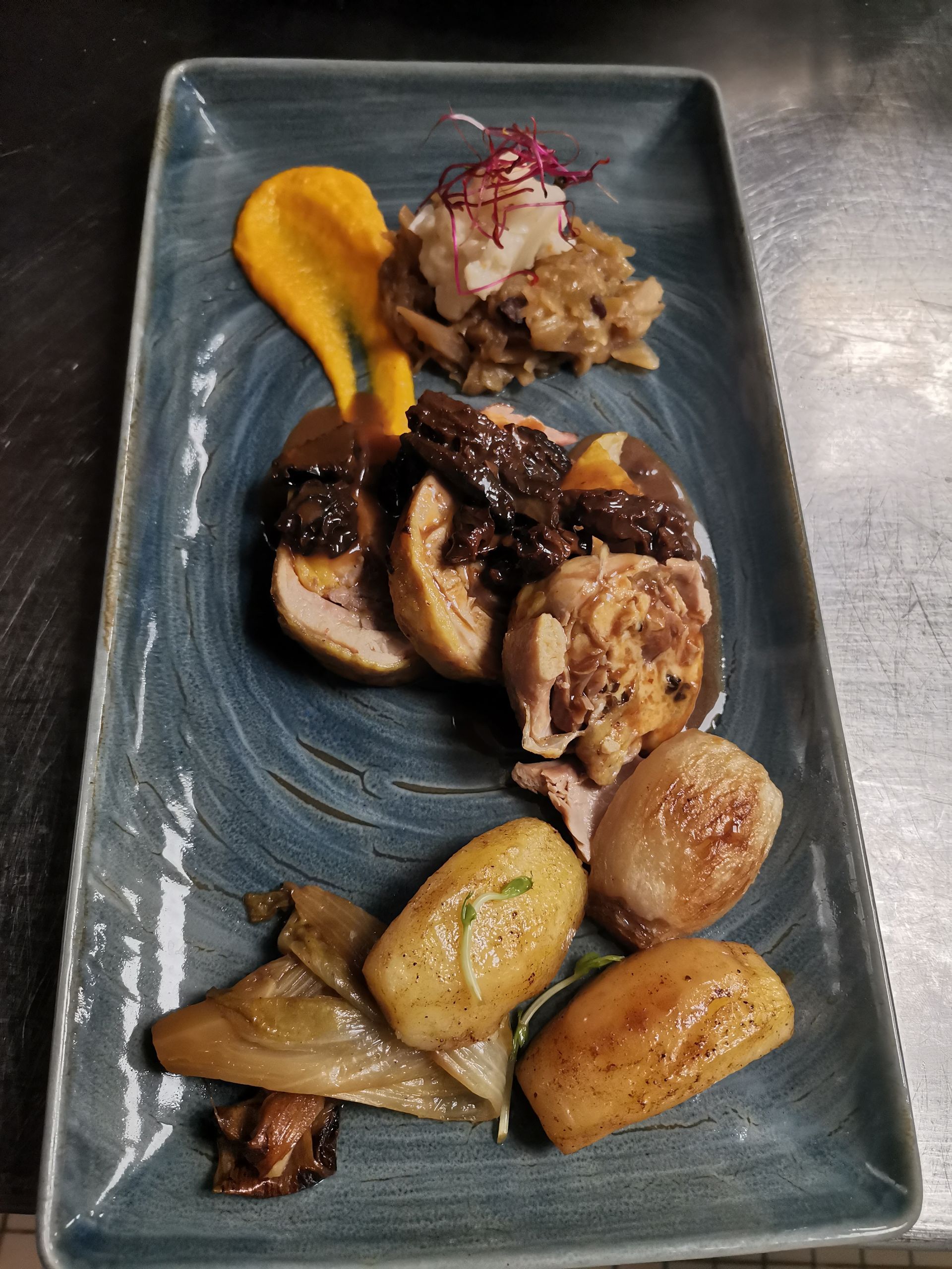 Plat servi : tranches de viande avec sauce aux champignons, pommes de terre