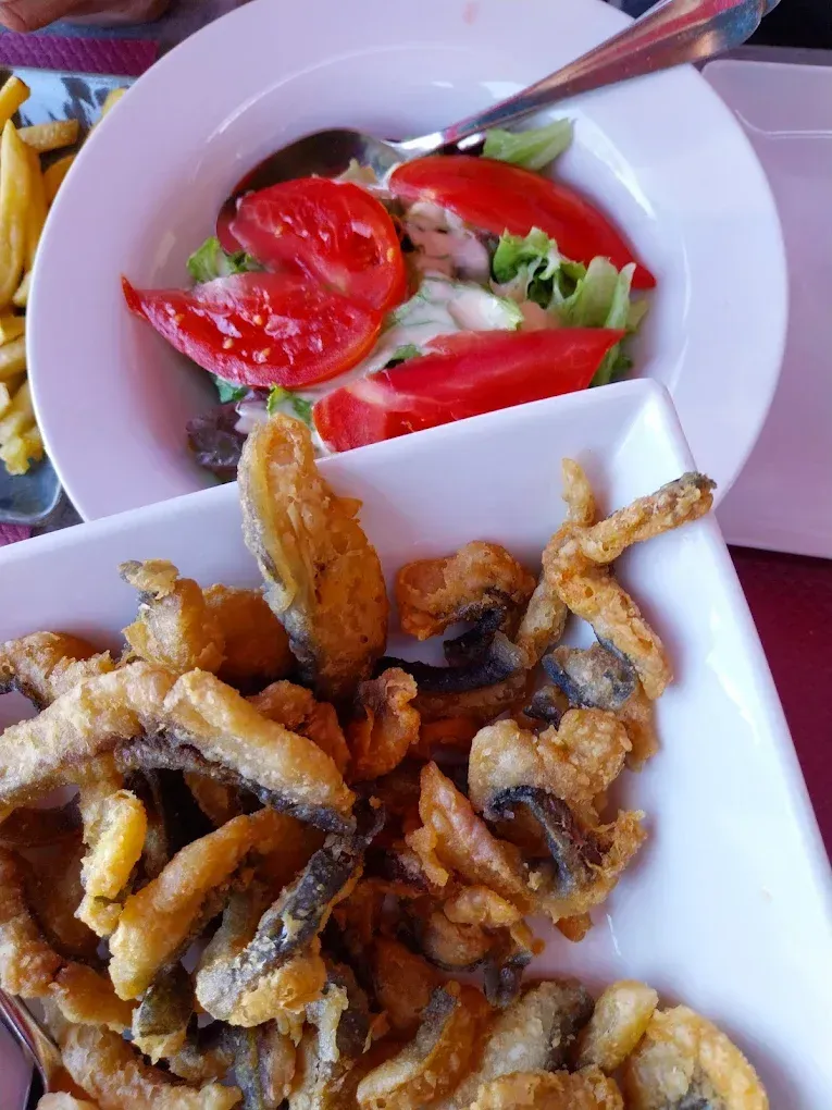 Poisson frit avec salade et frites 