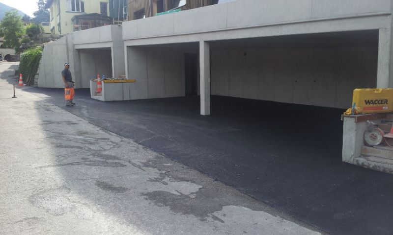 Couvert à voitures en béton armé apparent - Bâtiment