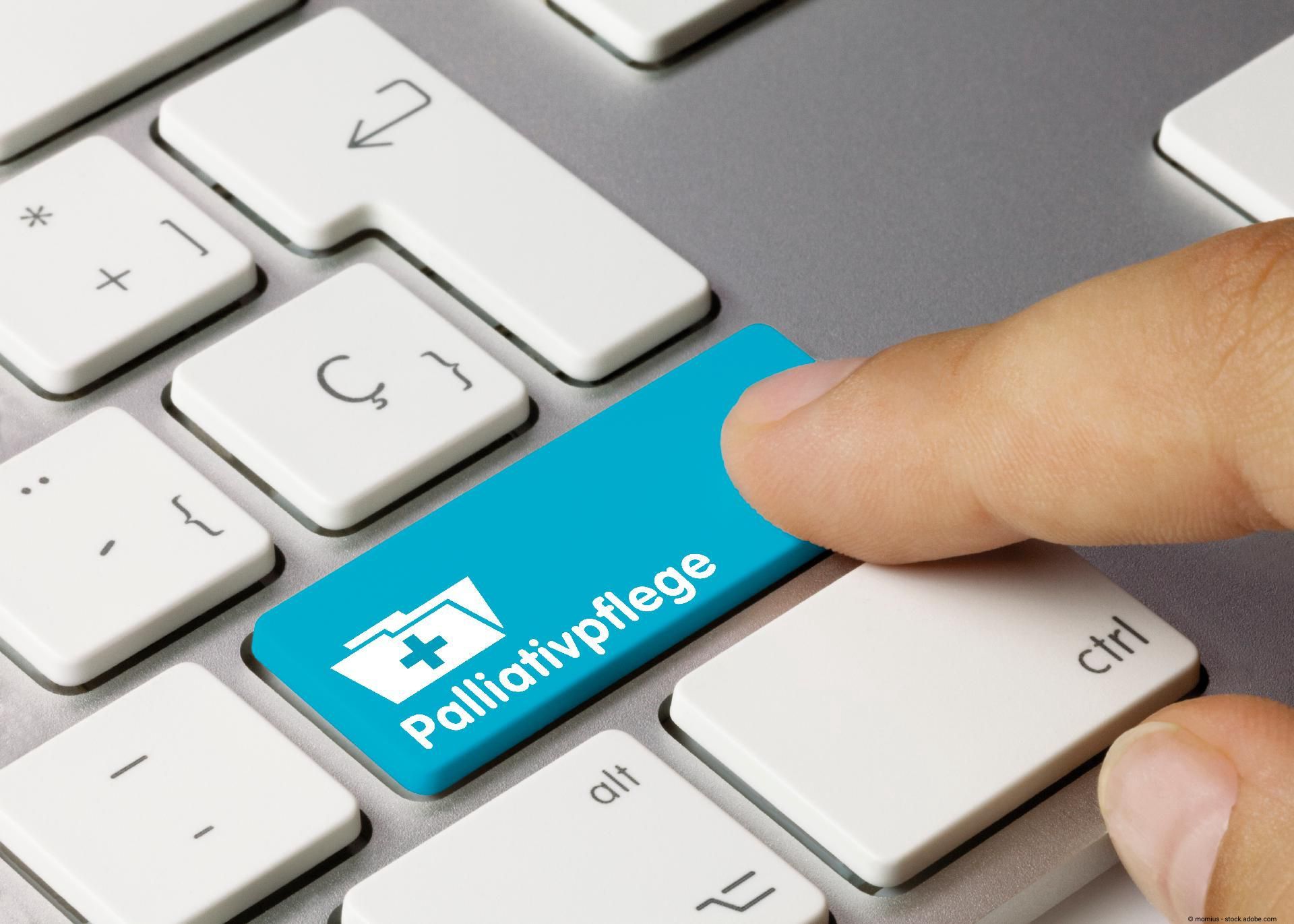 Finger drückt auf eine Tastaturtaste mit der Aufschrift Palliativpflege.