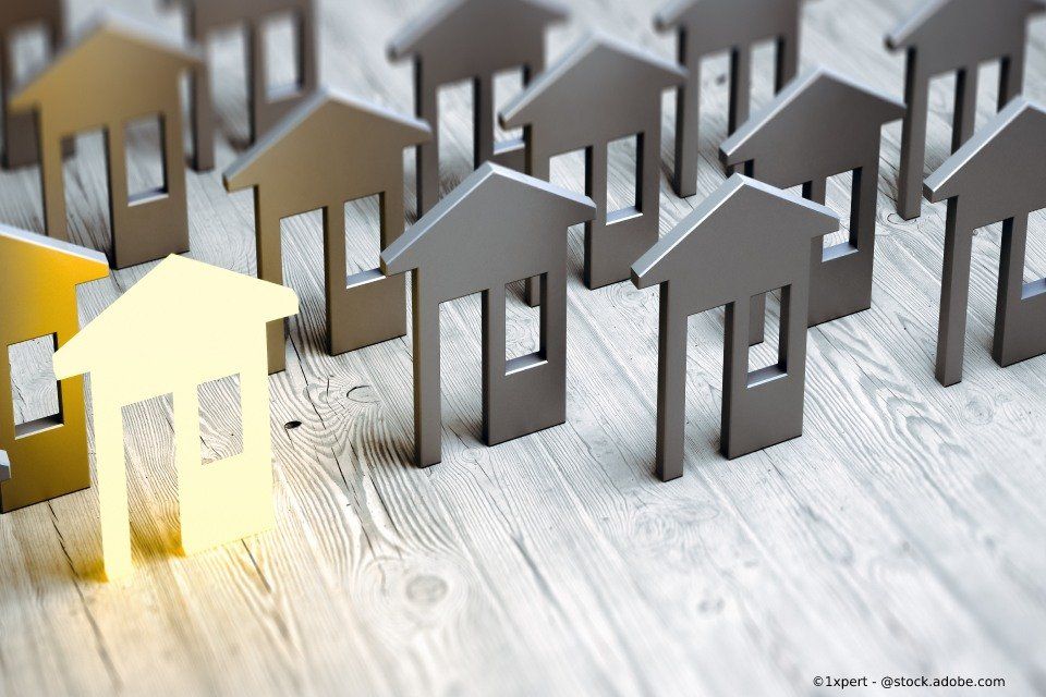 Hausmodelle, eines davon beleuchtet