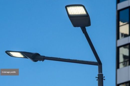 Éclairage public, lampadaire extérieur.