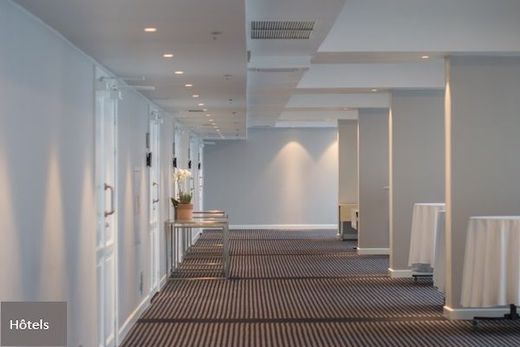 Couloir d'un hôtel avec spots design encastrés dans le plafond.