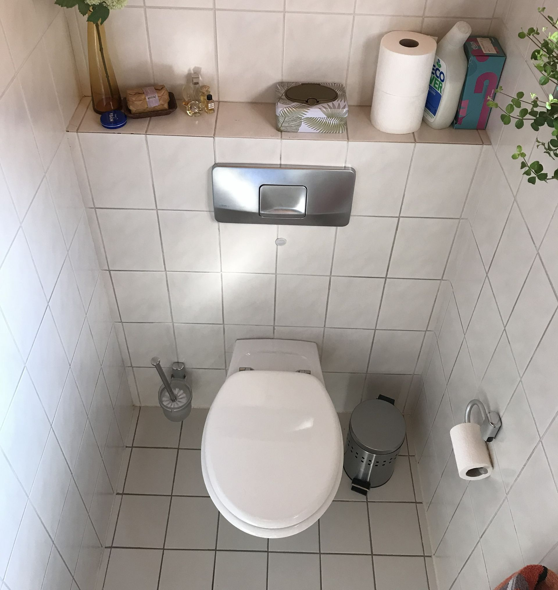 Teilsanierung eines Gäste-WC, vorher mit kleinen, gemusterten Kacheln
