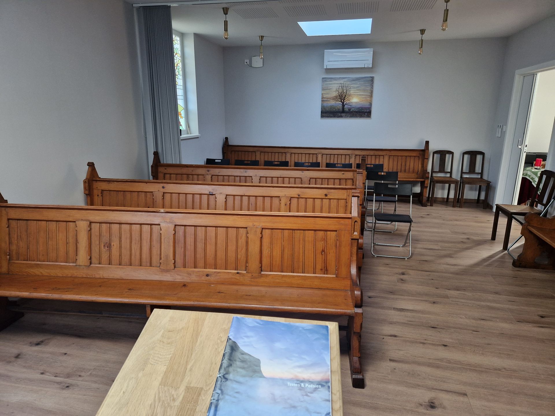 Salle de cérémonie avec des bancs en bois.
