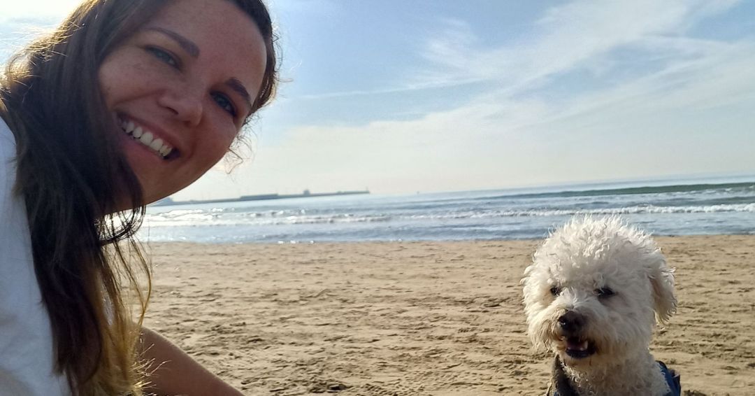 persona con perro en la playa