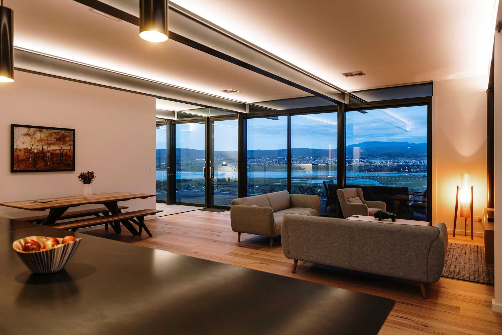 Salón moderno con iluminación al atardecer