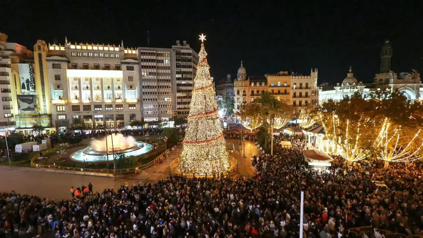 Árbol de navidad en plaza central de Valencia 