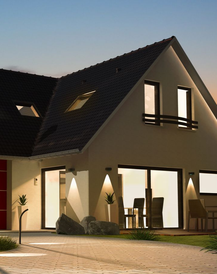 Extérieur d'une maison moderne au crépuscule.