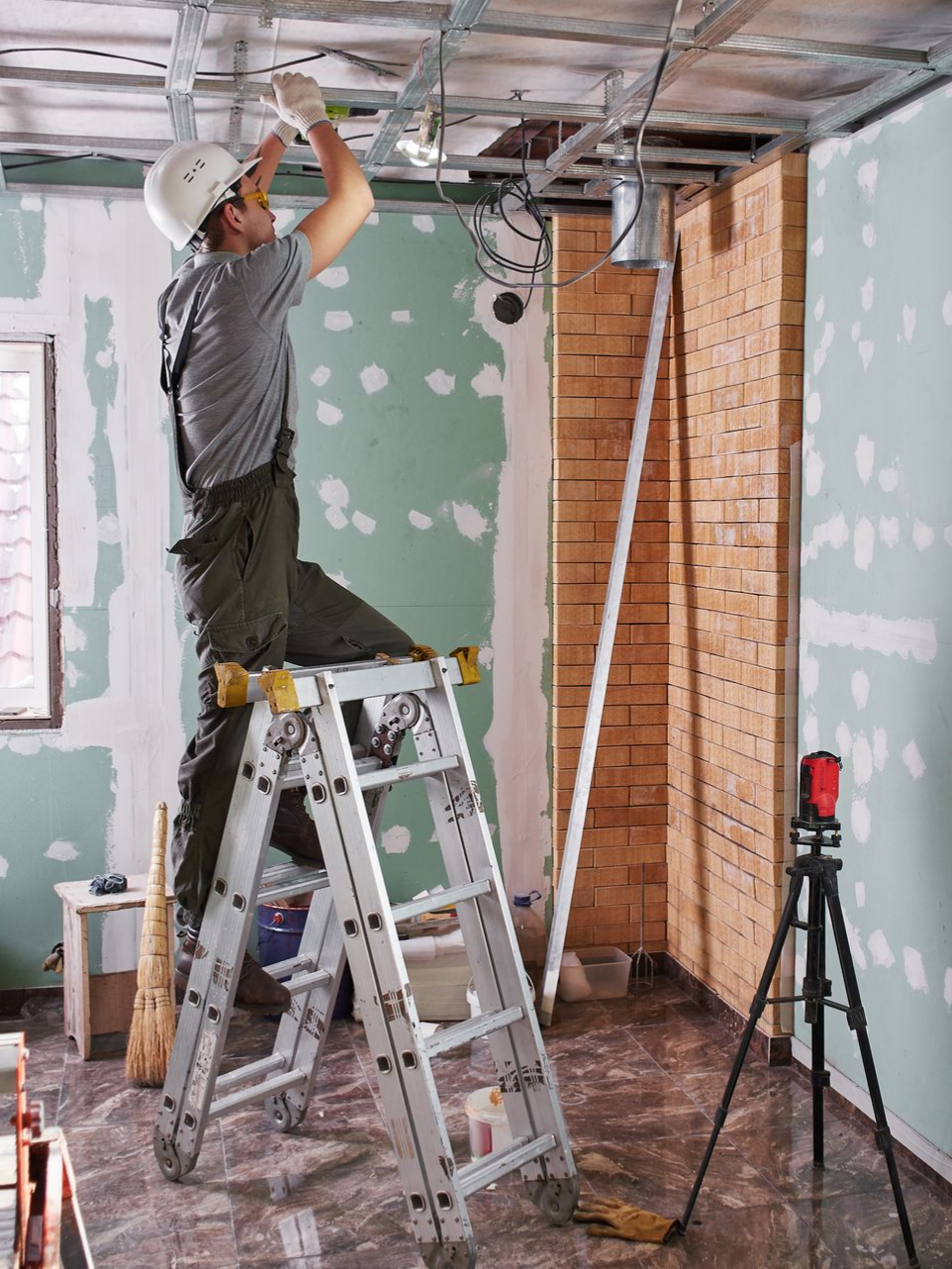 Des piles de planches de bois de tailles et de nuances de brun variées.
