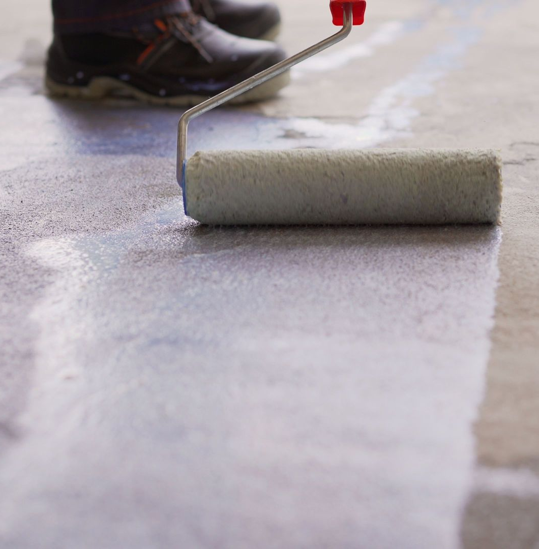 Application d'un ragréage sur le sol d'une maison.