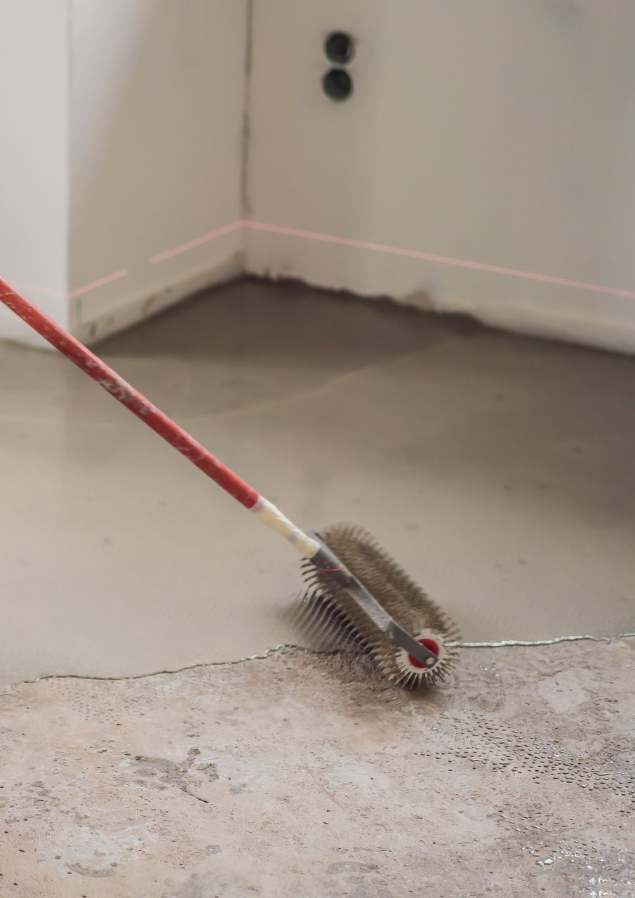 Application d'un primaire d'accrochage au rouleau.