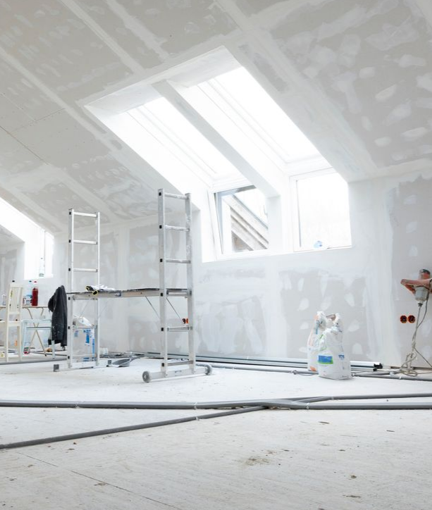 Intérieur d'une pièce en construction, avec cloisons sèches.