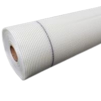 Rouleau de matériau en maille de fibre de verre blanche à motif quadrillé.
