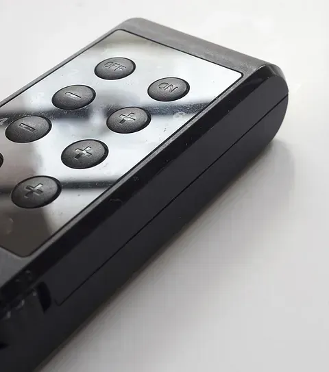 Un primer plano de un control remoto con botones de encendido y apagado.